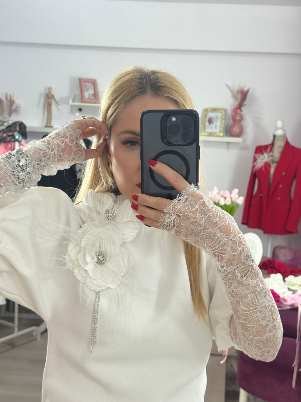 Accesoriu broșă florala din material alb cu striații