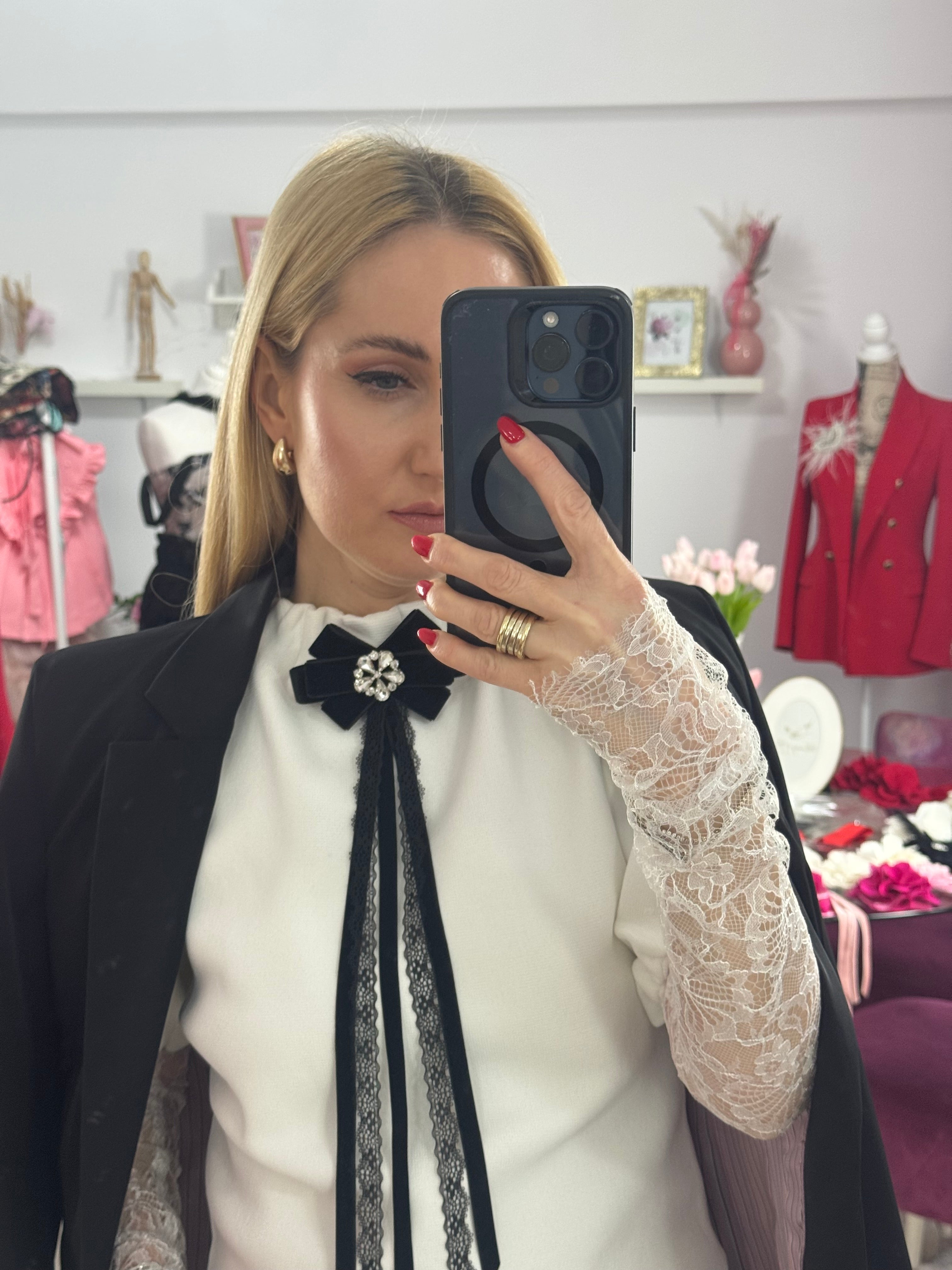 Broșă din catifea cu dantela si cristal