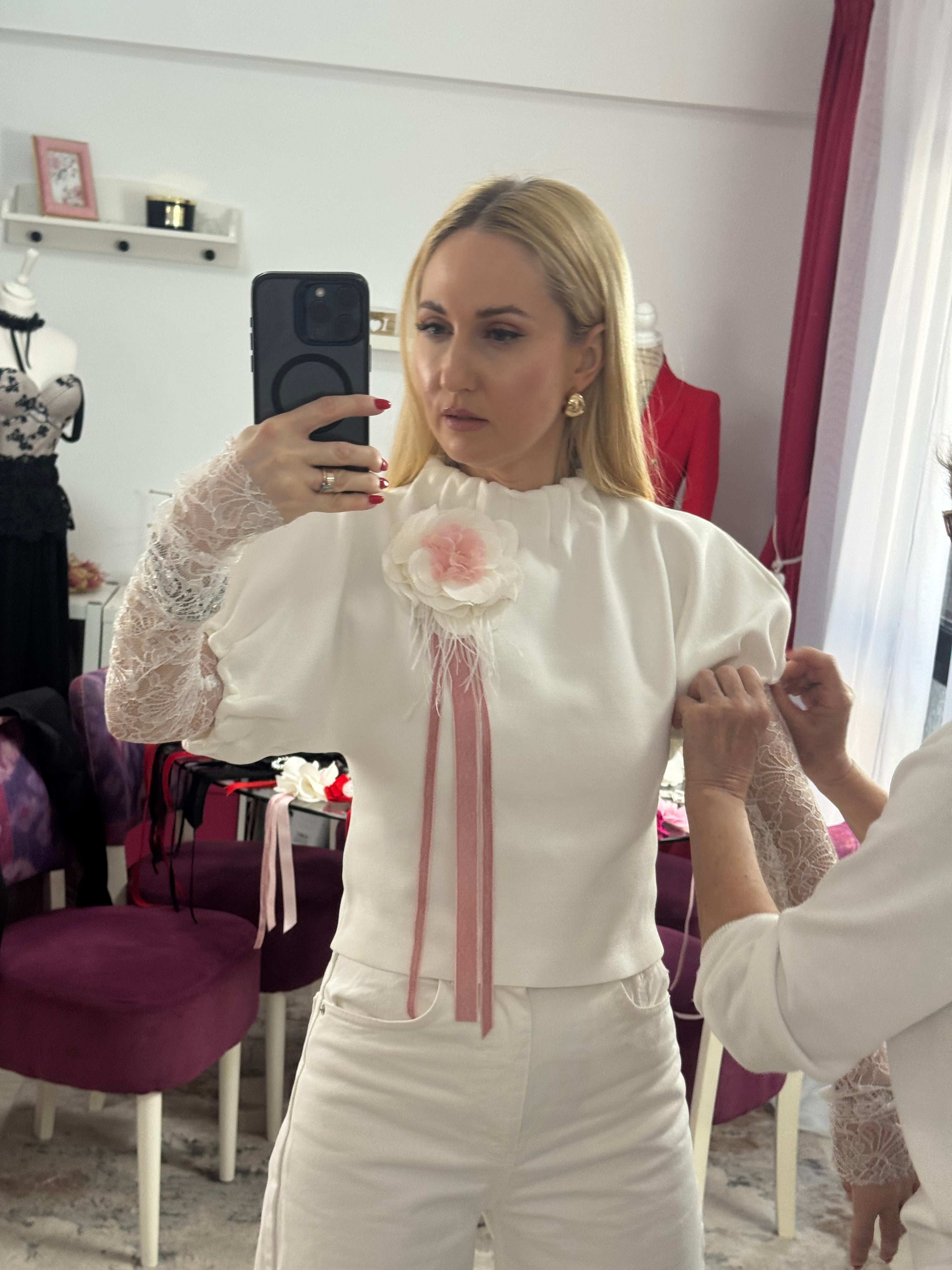 Broșă florala din material textil alba cu detalii