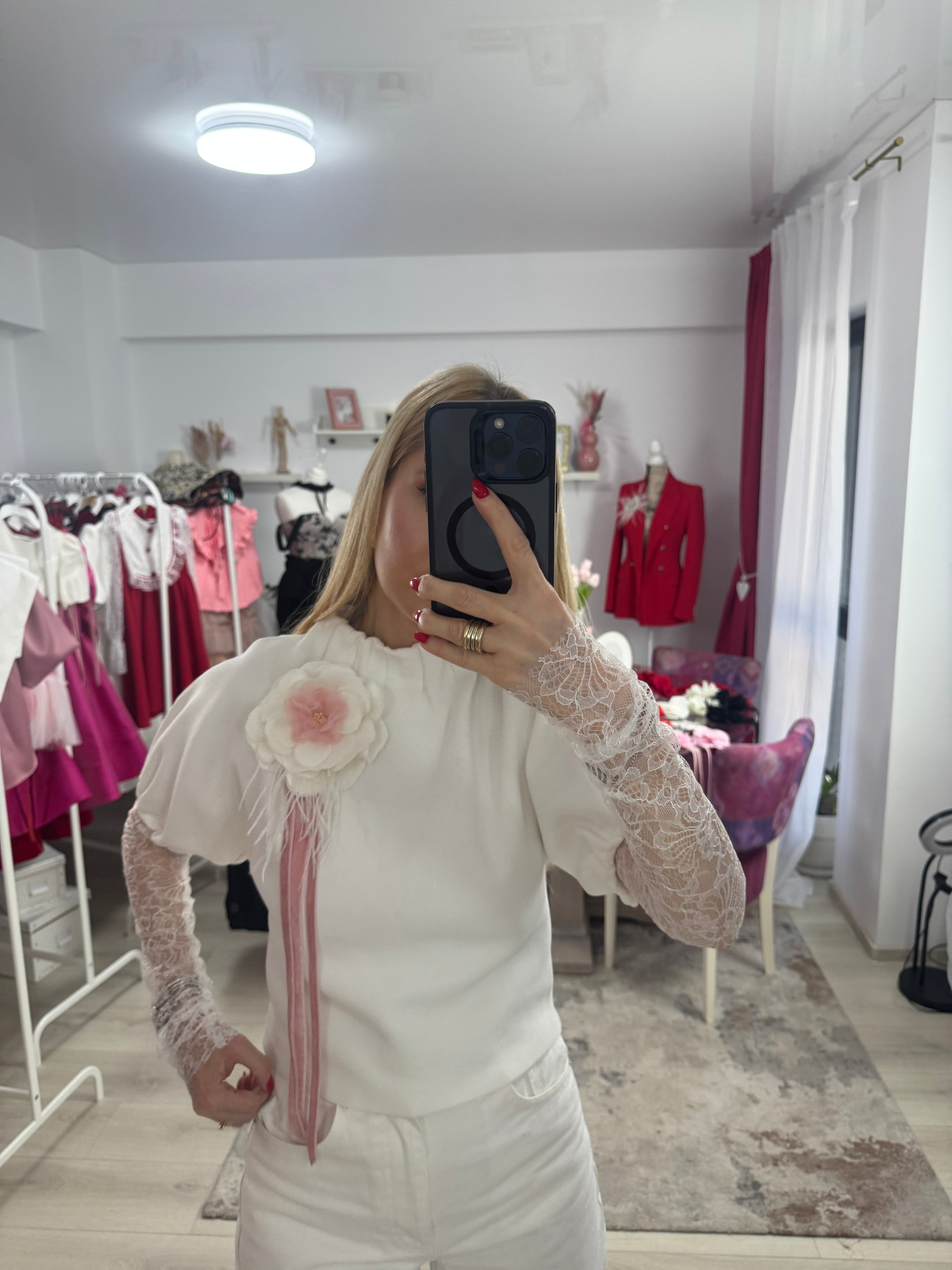Broșă florala din material textil alba cu detalii