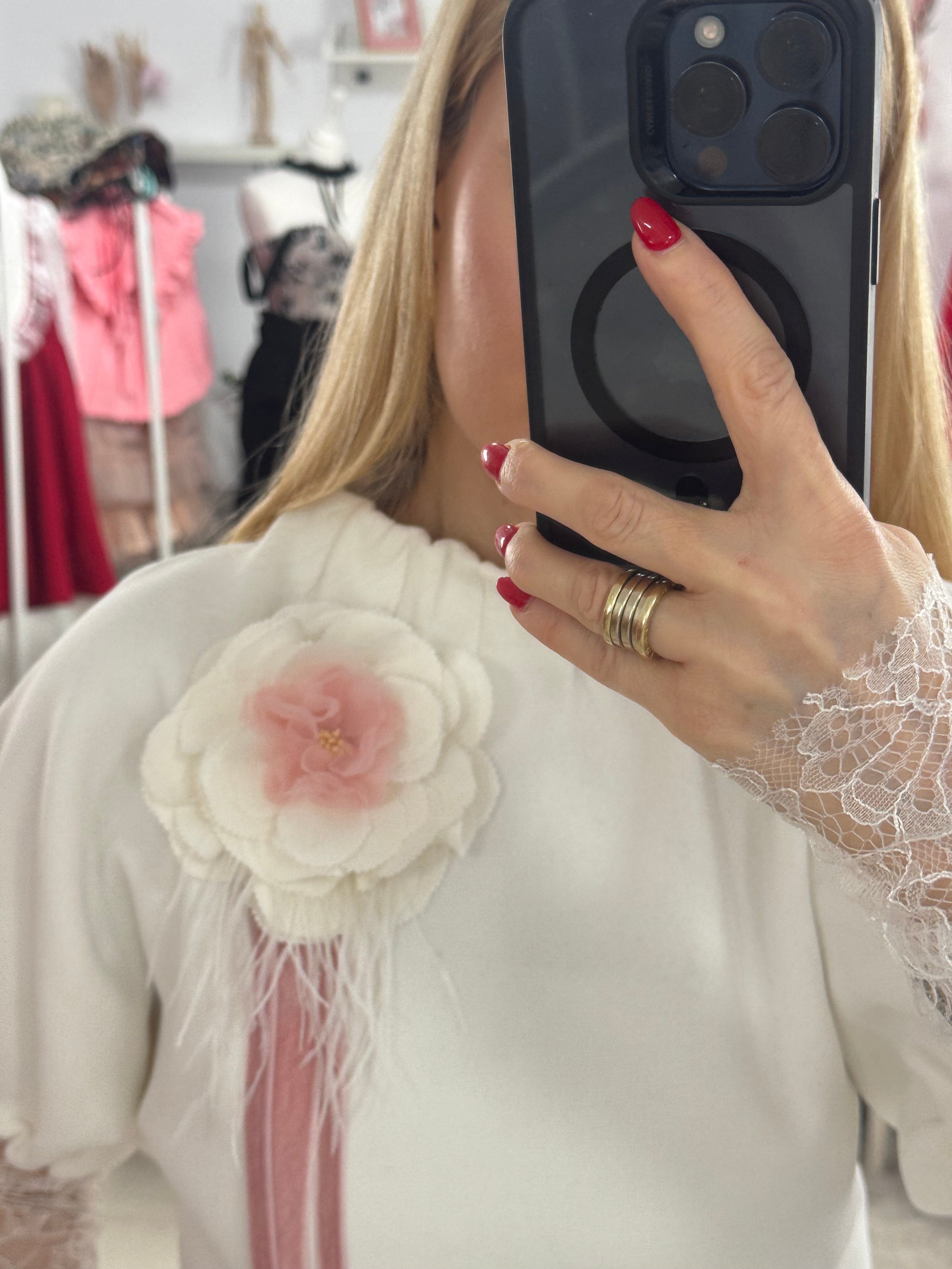 Broșă florala din material textil alba cu detalii
