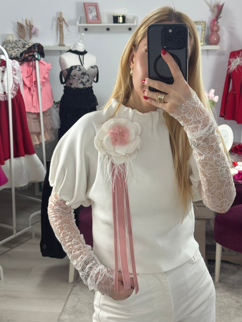 Broșă florala din material textil alba cu detalii