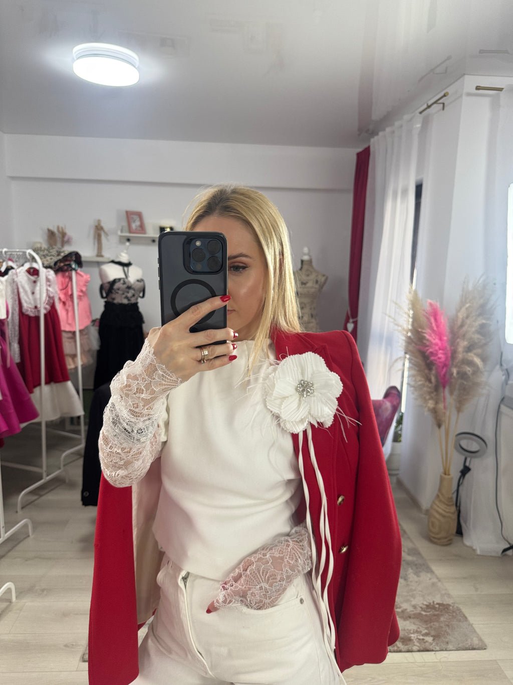 Accesoriu broșă florala din material alb cu striații