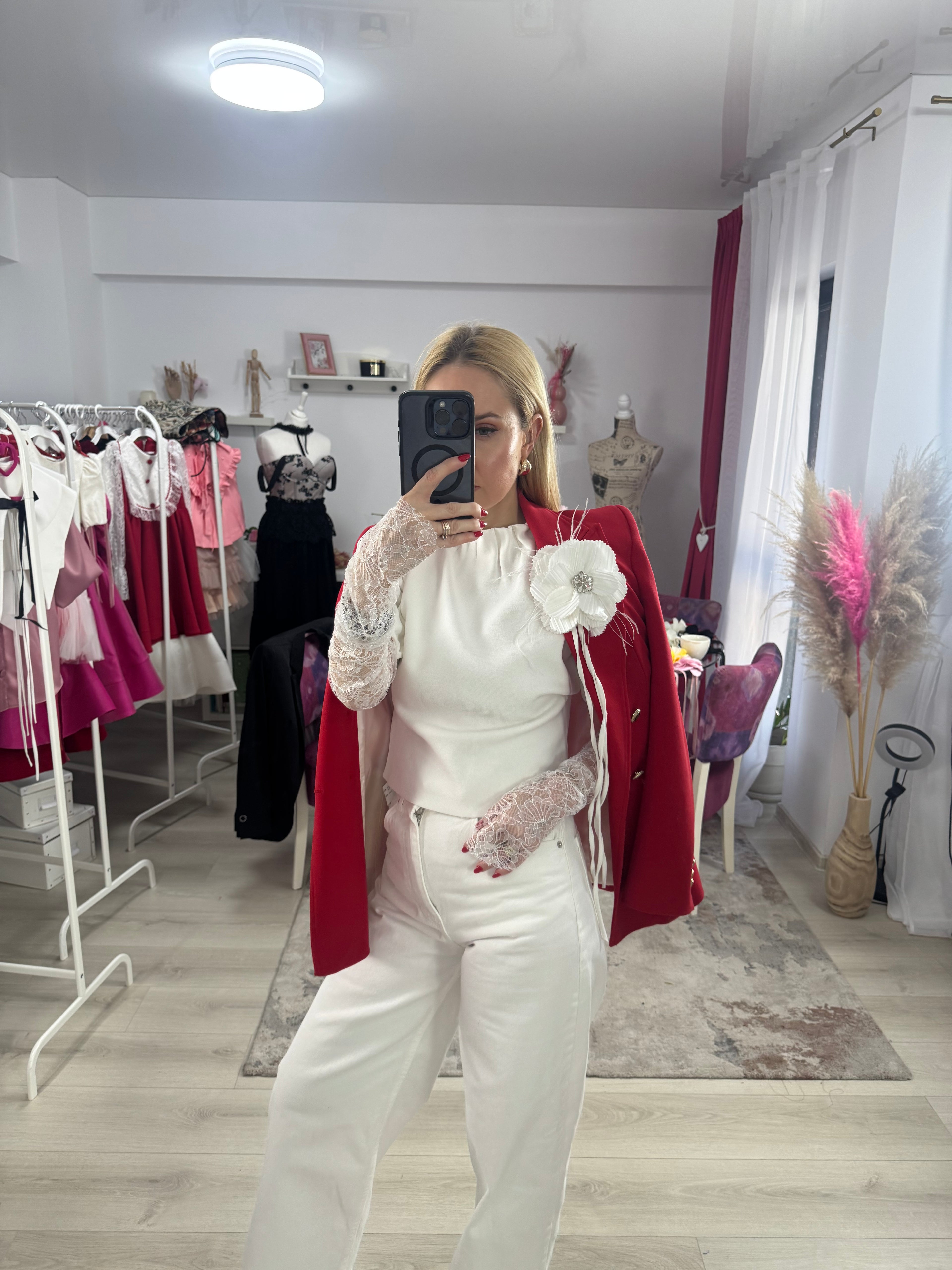 Accesoriu broșă florala din material alb cu striații
