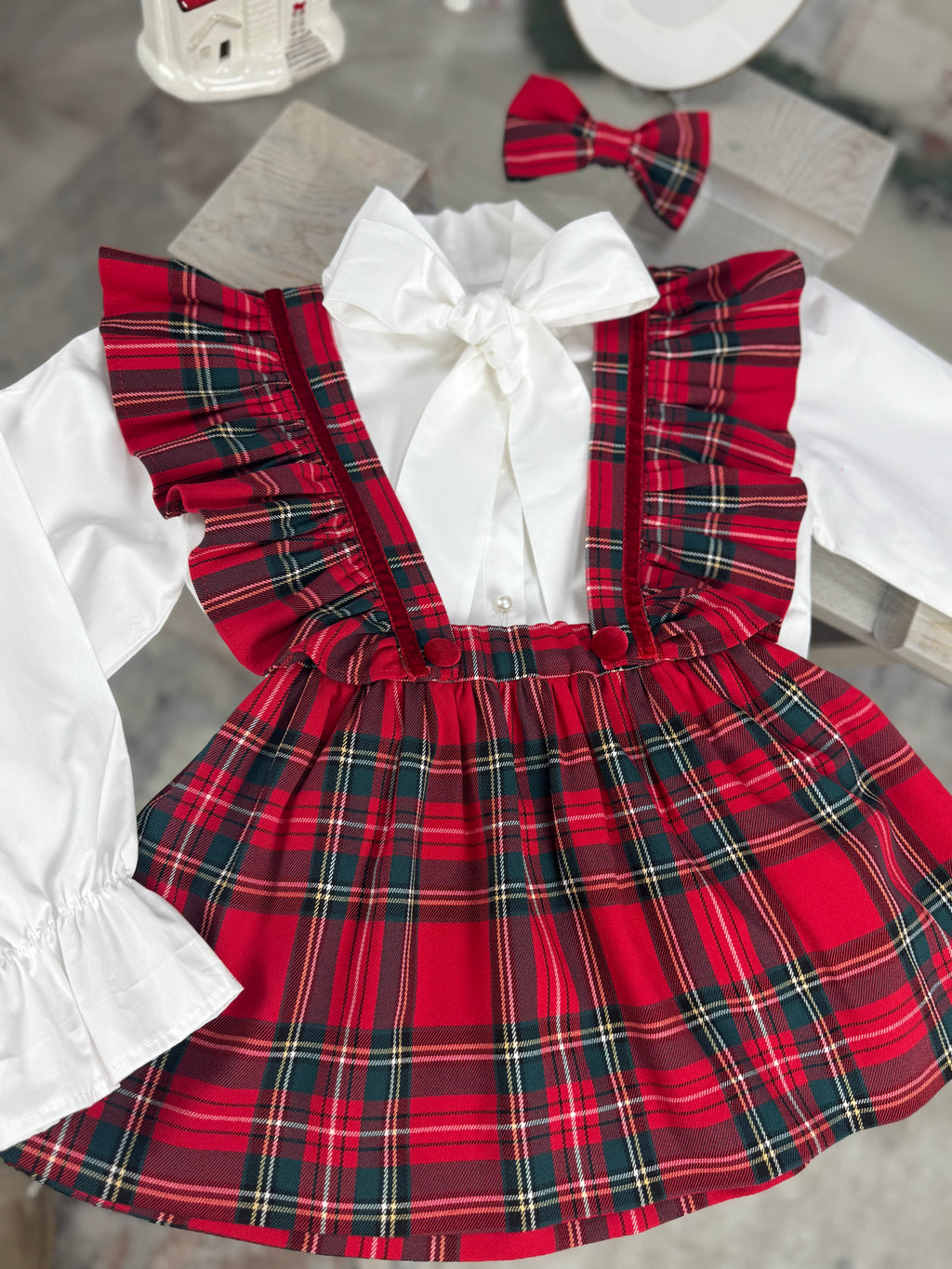 Fusta din tartan cu carouri cu bretele cu volane