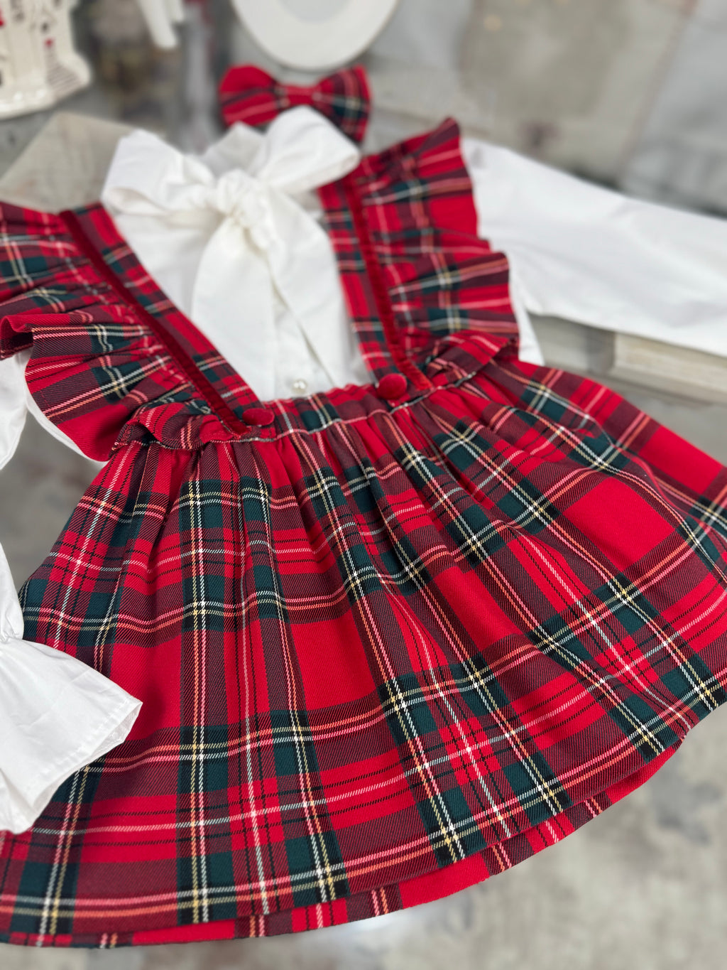 Fusta din tartan cu carouri cu bretele cu volane