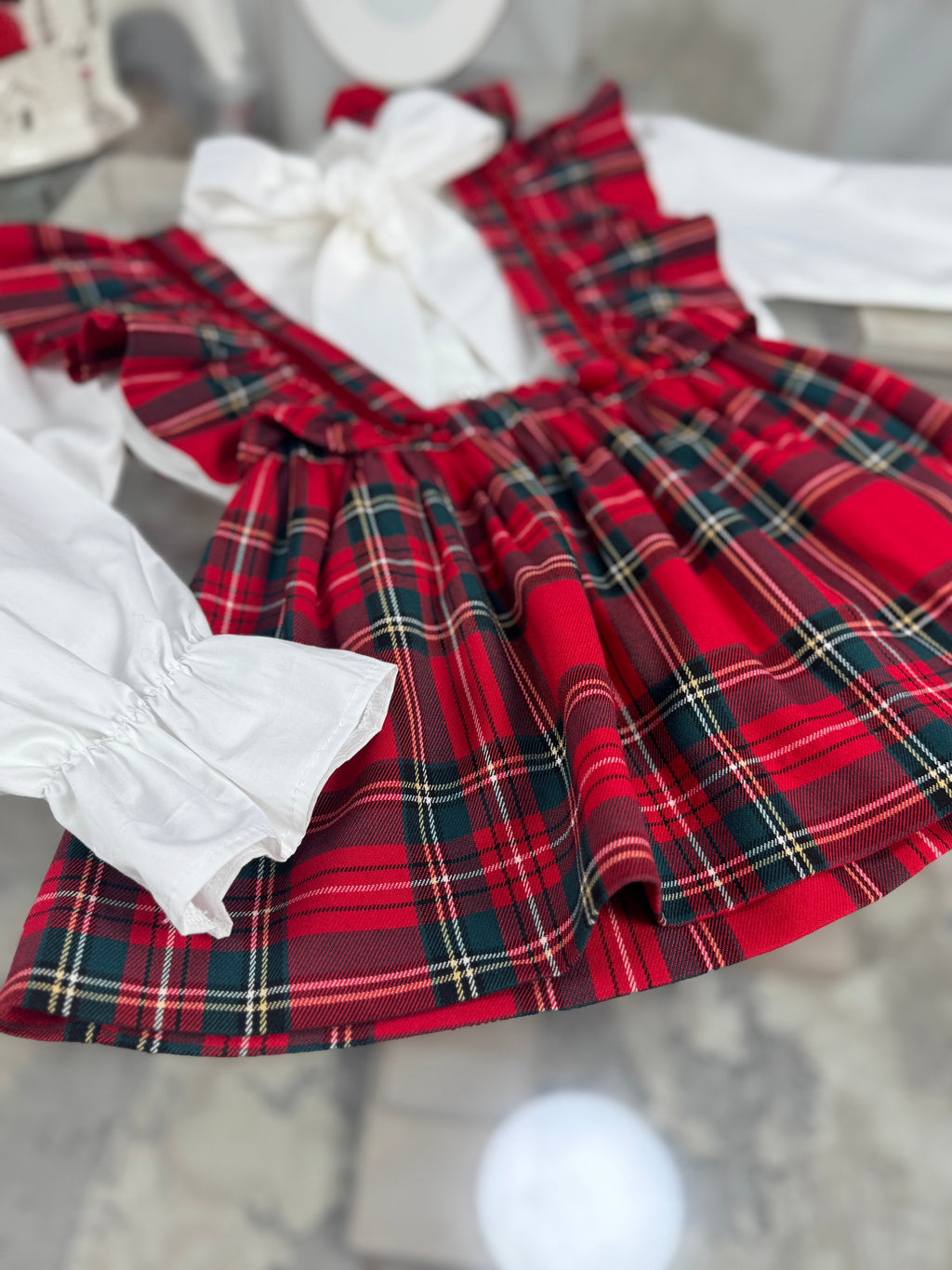 Fusta din tartan cu carouri cu bretele cu volane