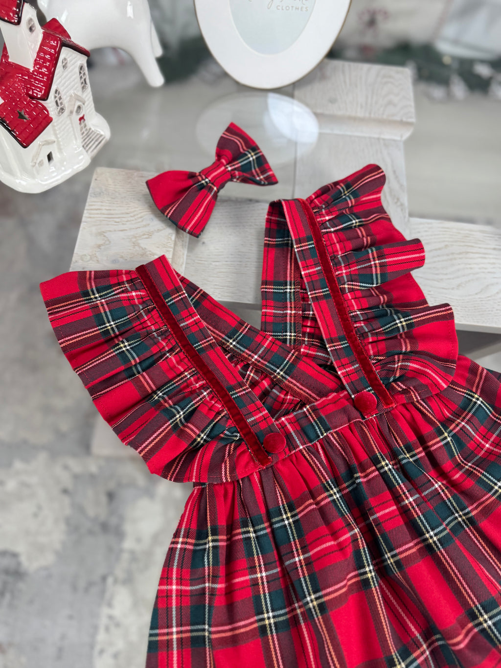 Fusta din tartan cu carouri cu bretele cu volane