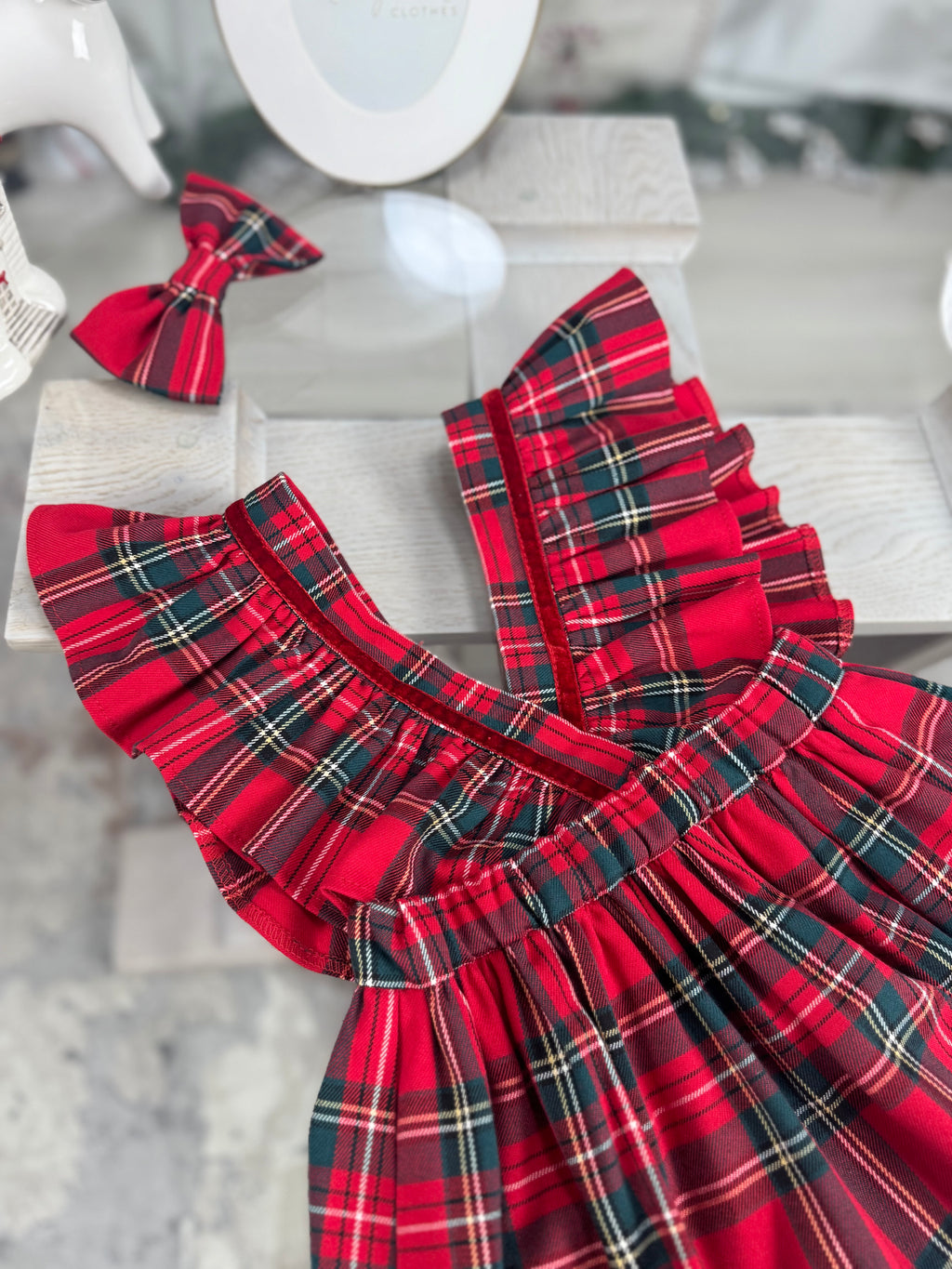 Fusta din tartan cu carouri cu bretele cu volane