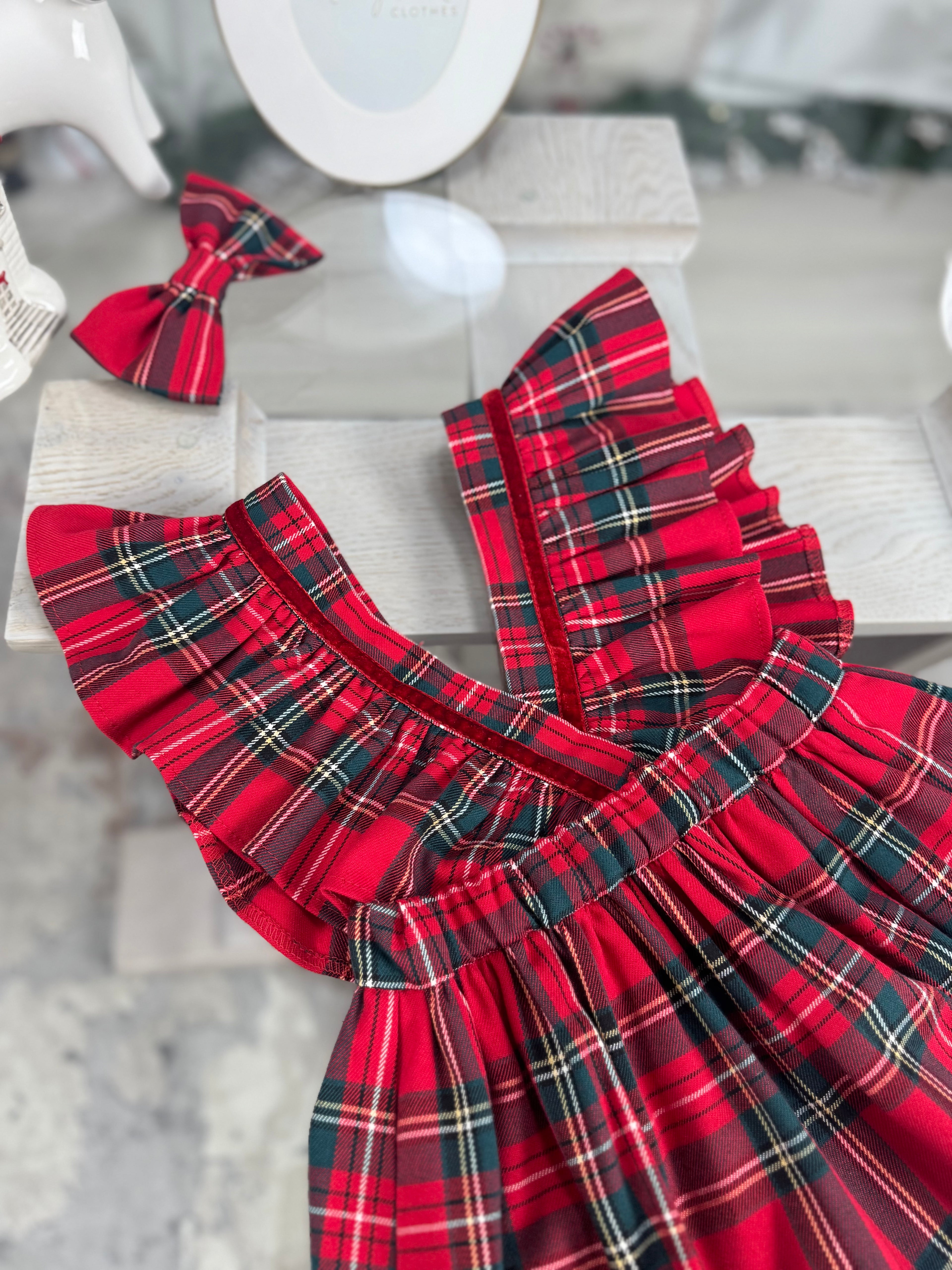 Fusta din tartan cu carouri cu bretele cu volane