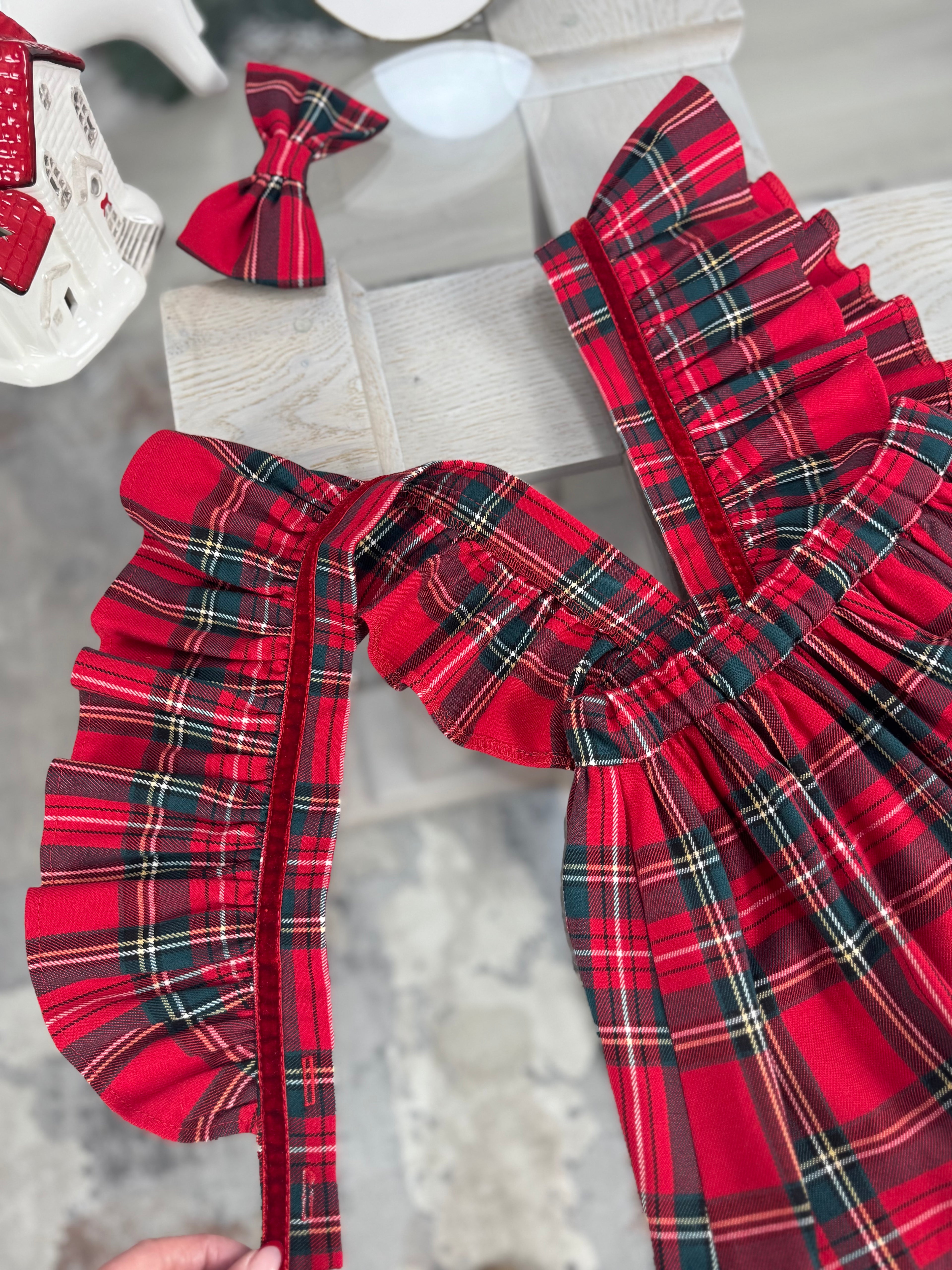 Fusta din tartan cu carouri cu bretele cu volane