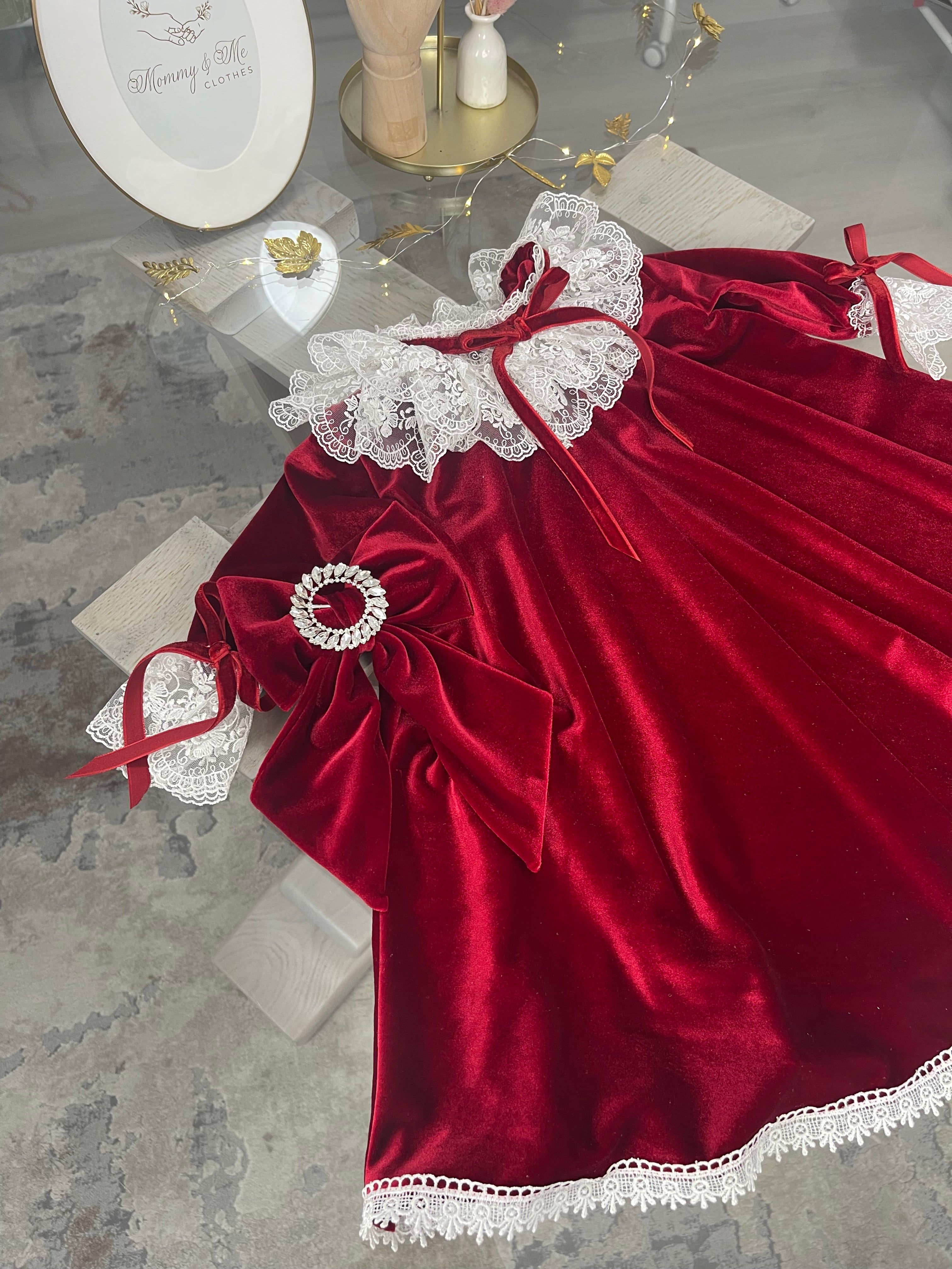 Rochița roșie din catifea moale cu dantelă