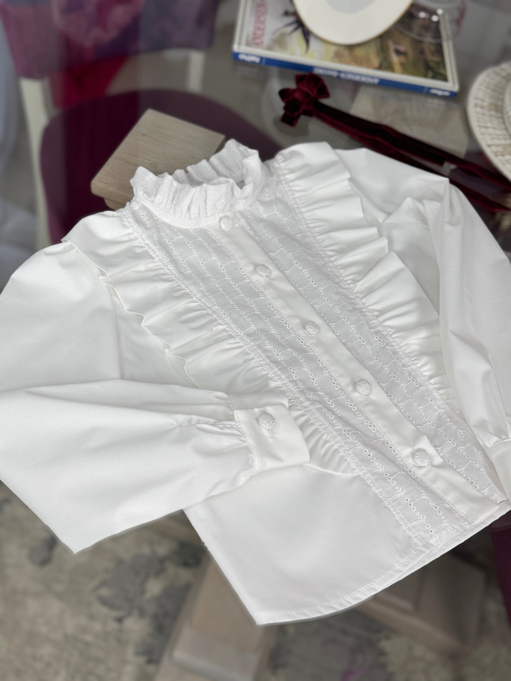 Cămașă albă premium din bumbac cu broderie și volane