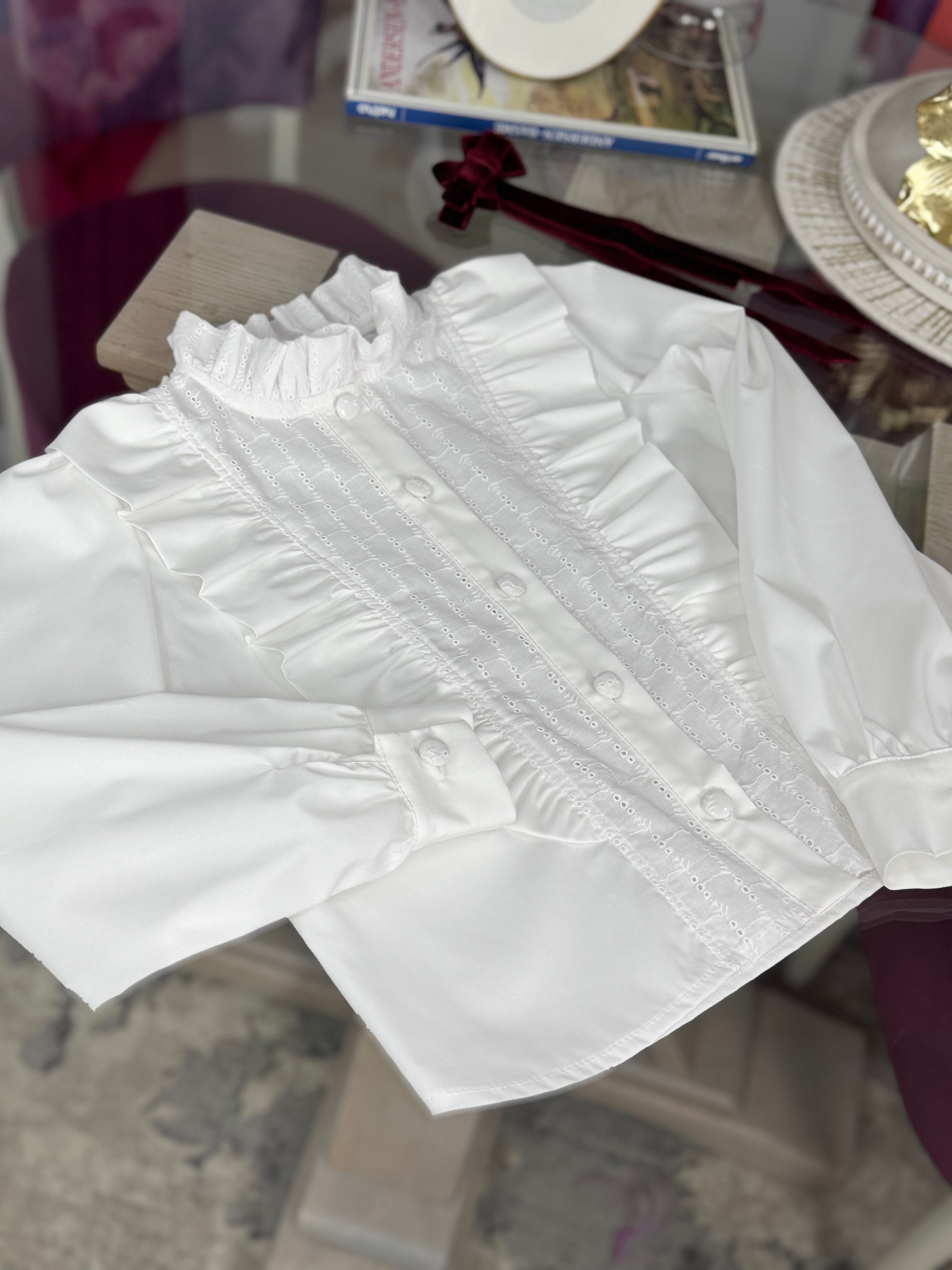 Cămașă albă premium din bumbac cu broderie și volane
