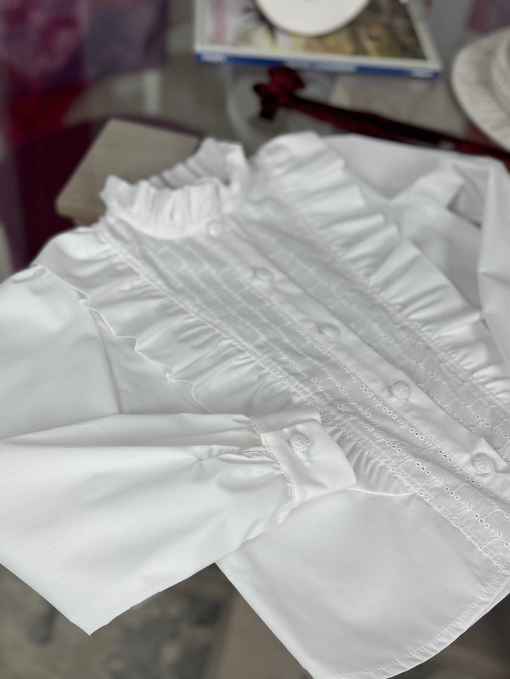 Cămașă albă premium din bumbac cu broderie și volane