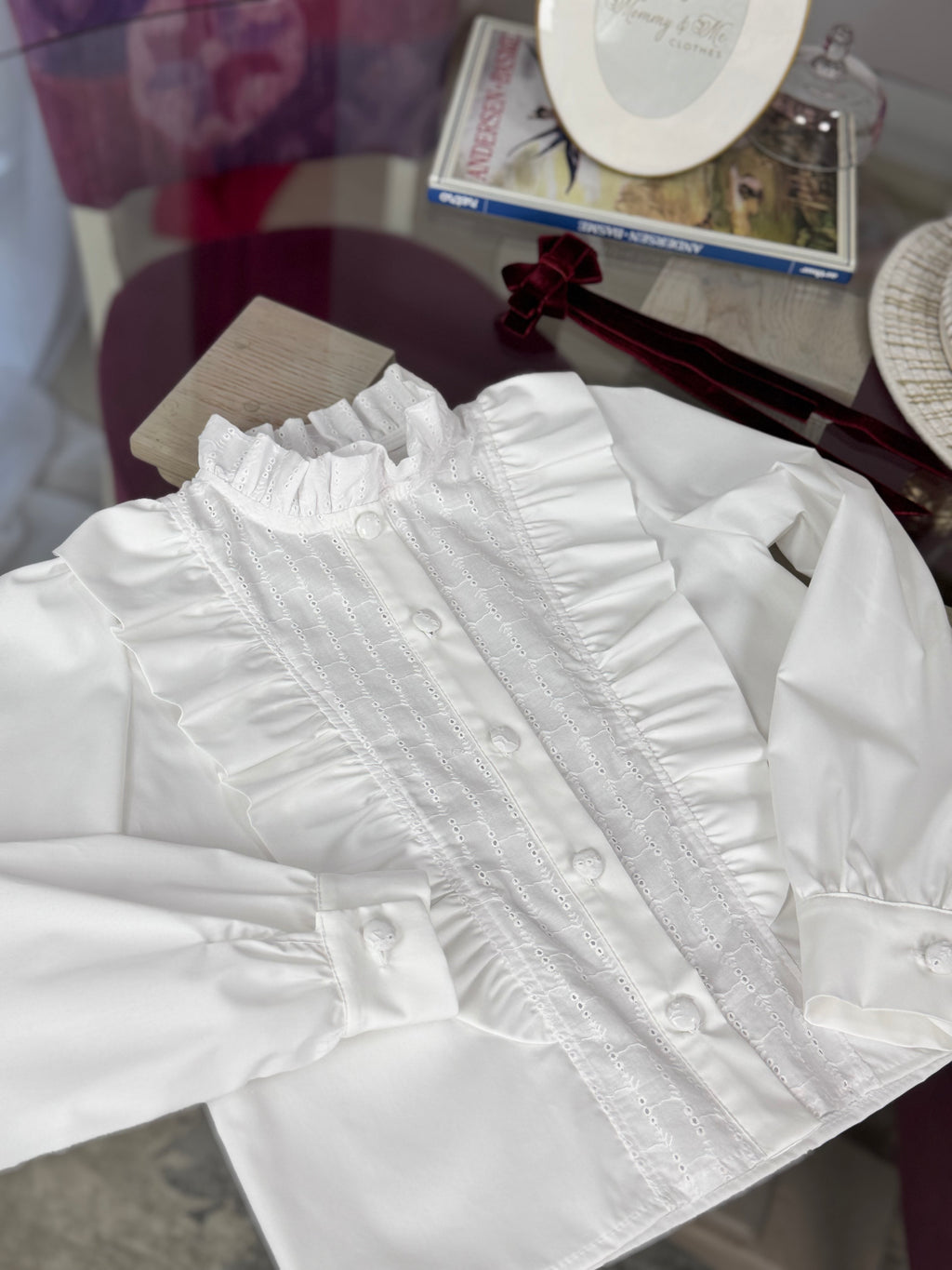 Cămașă albă premium din bumbac cu broderie și volane