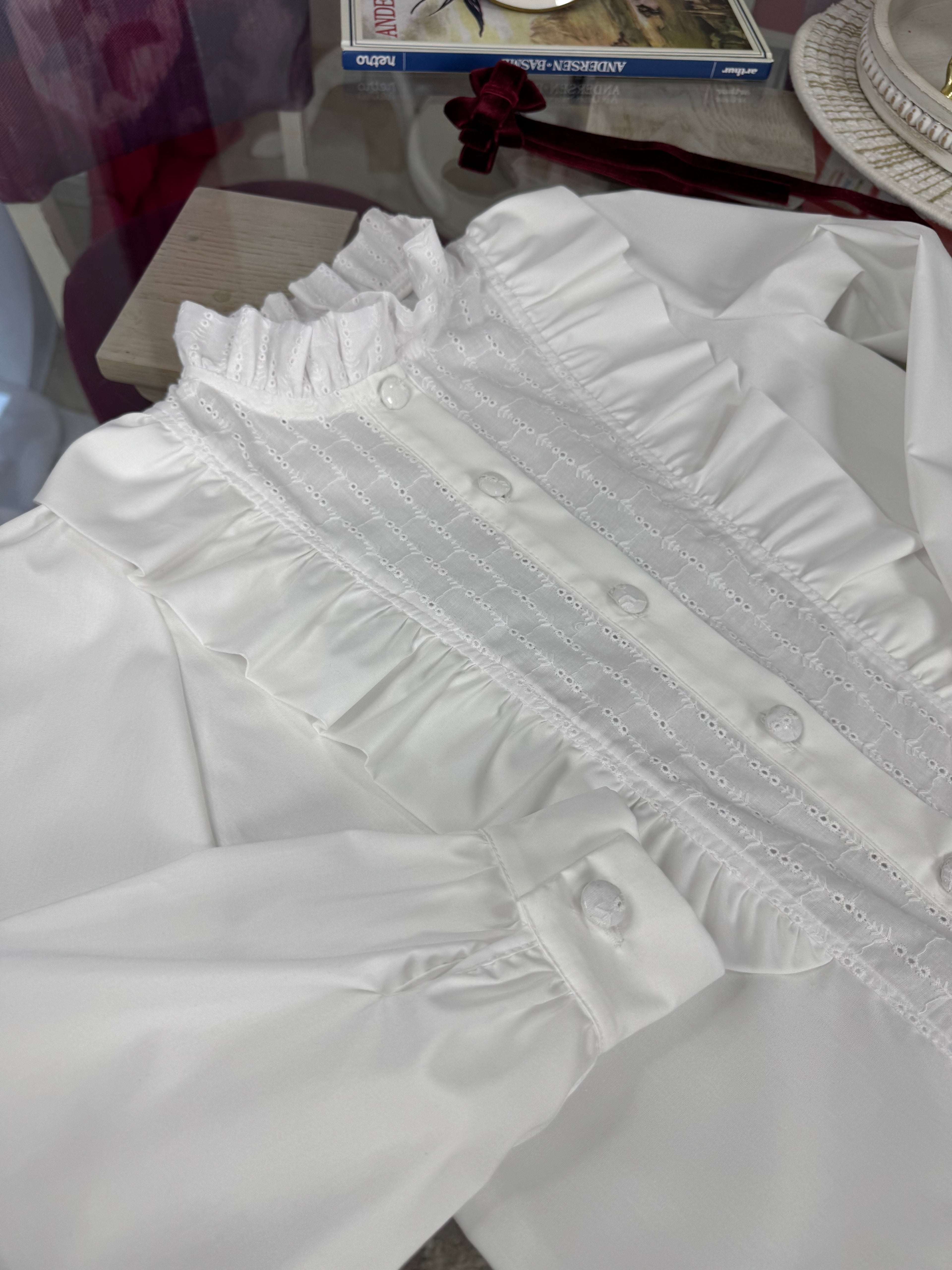 Cămașă albă premium din bumbac cu broderie și volane