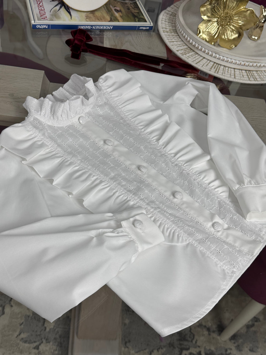 Cămașă albă premium din bumbac cu broderie și volane