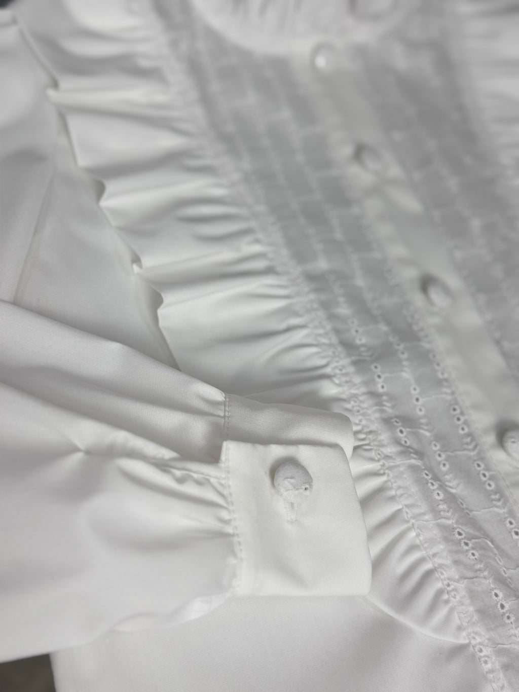 Cămașă albă premium din bumbac cu broderie și volane