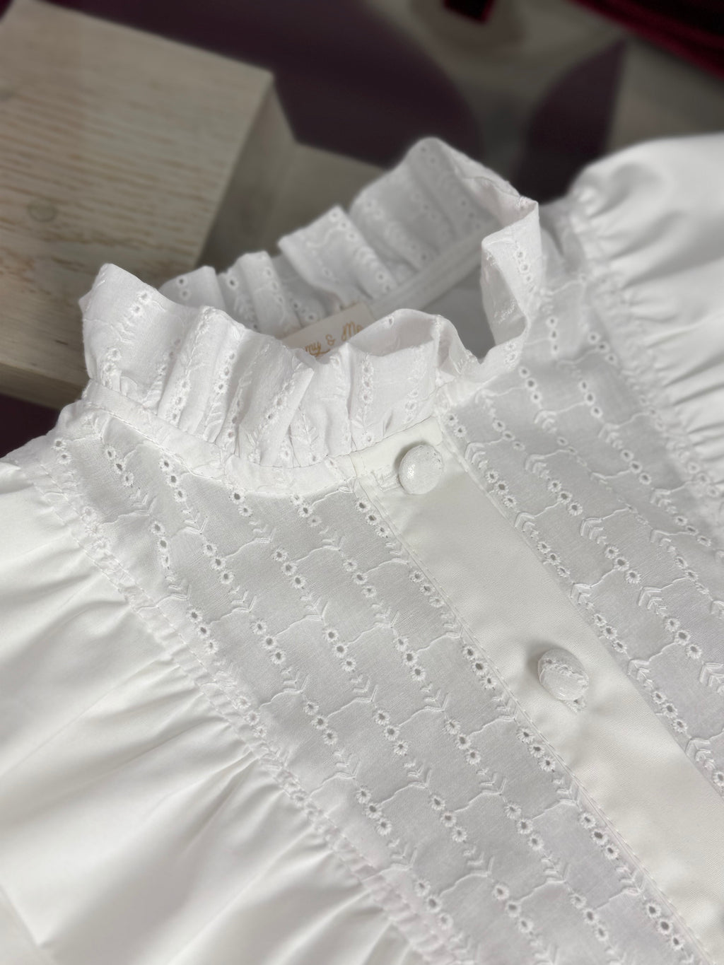 Cămașă albă premium din bumbac cu broderie și volane