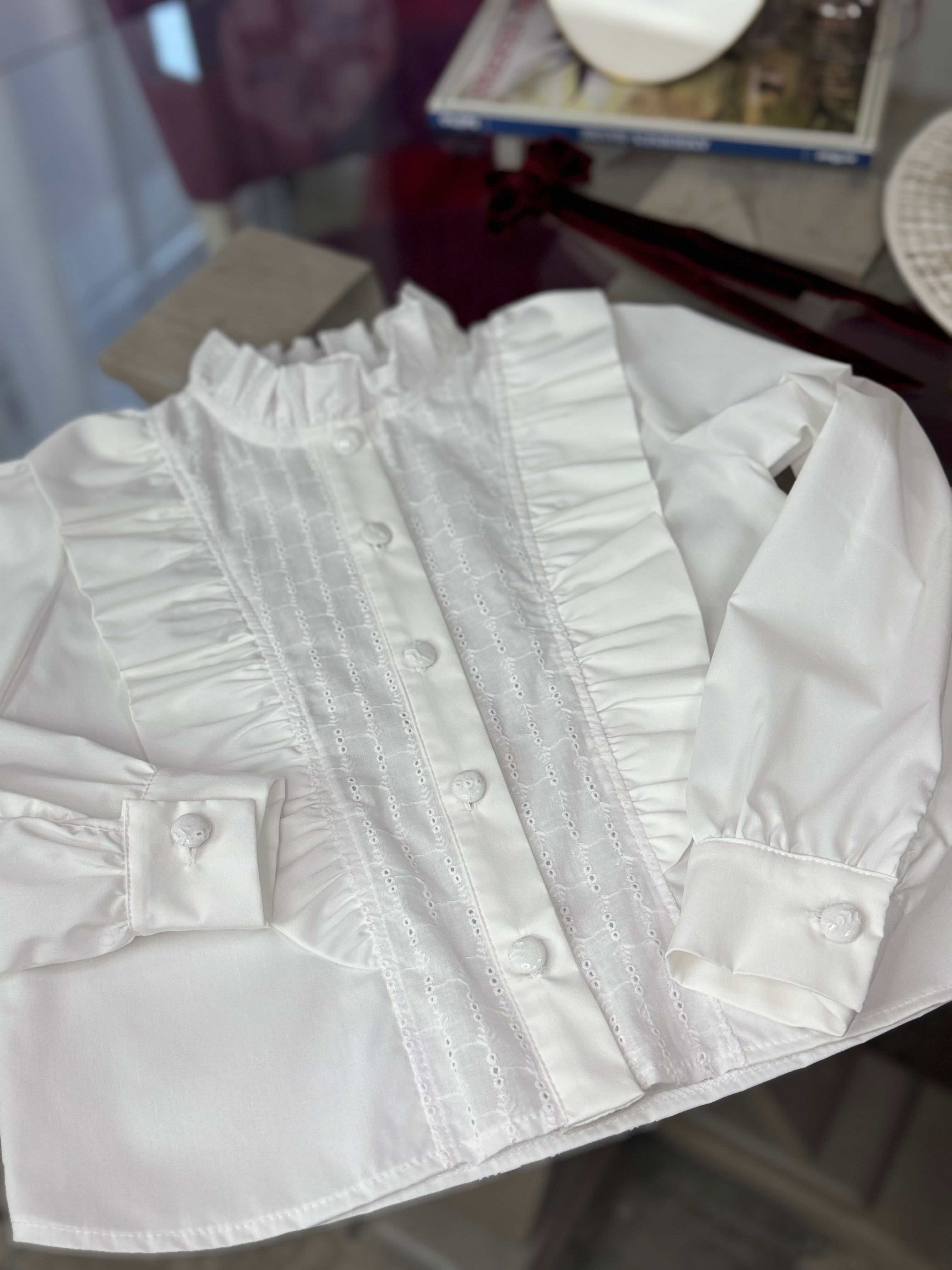 Cămașă albă premium din bumbac cu broderie și volane