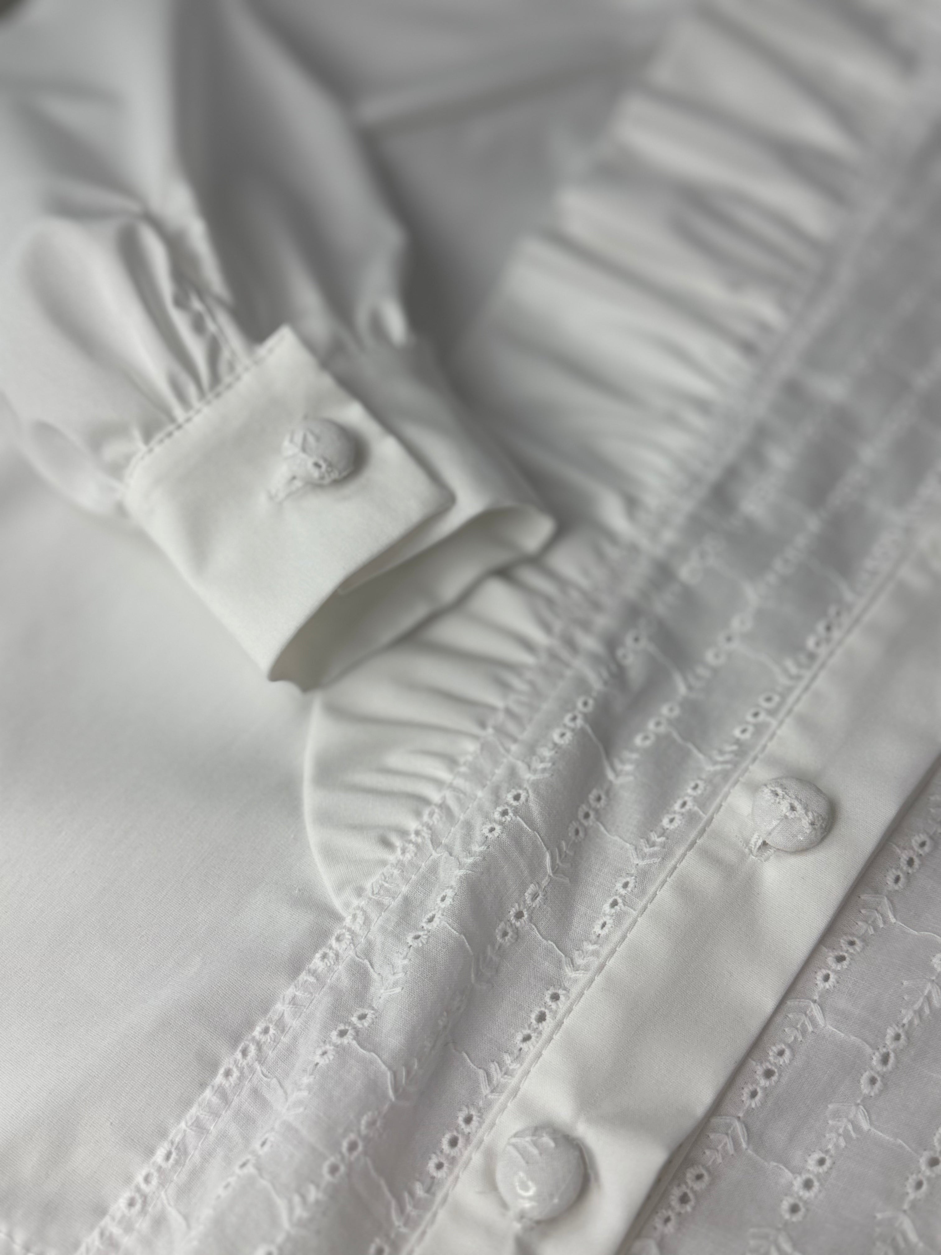 Cămașă albă premium din bumbac cu broderie și volane