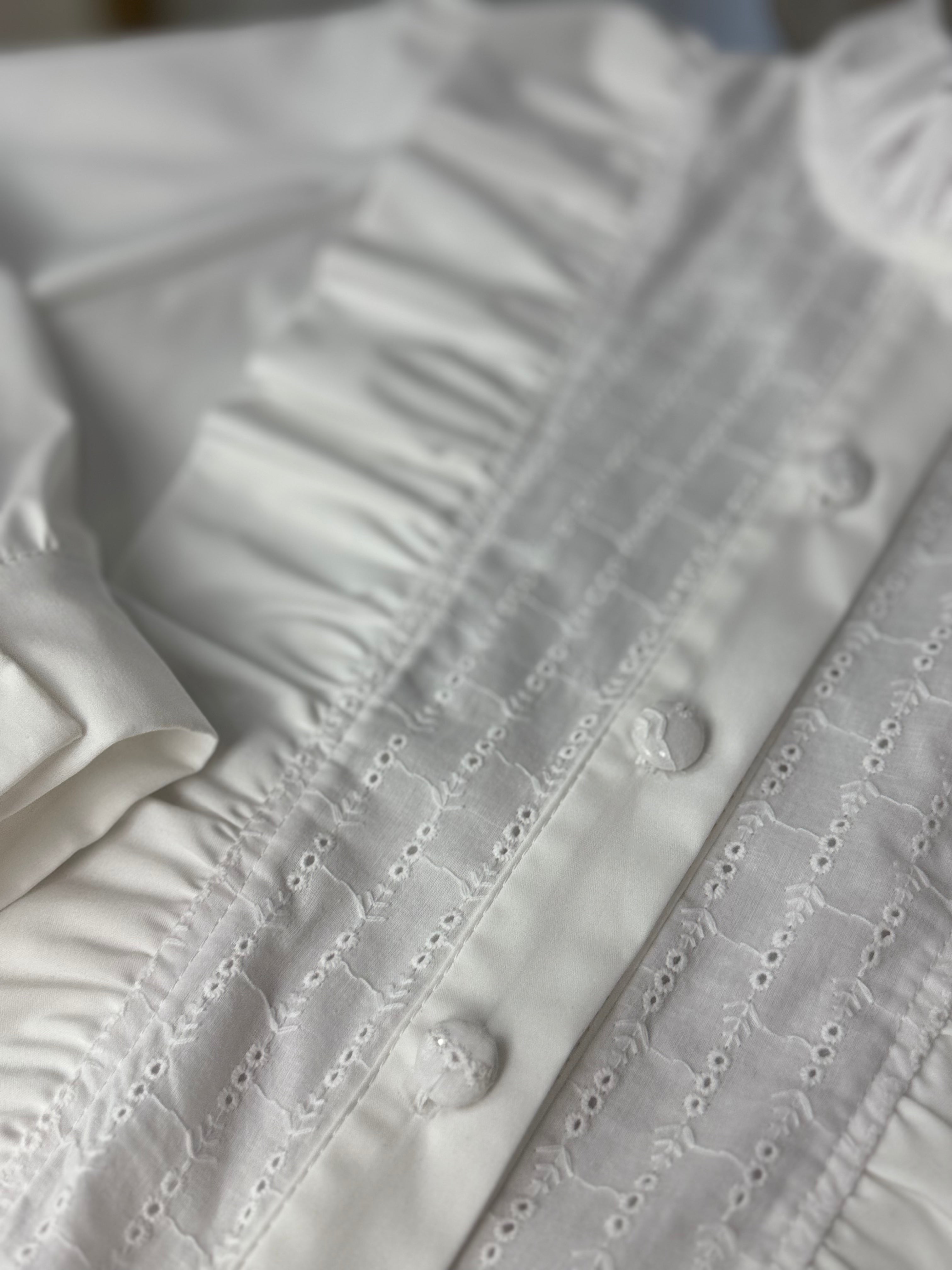 Cămașă albă premium din bumbac cu broderie și volane
