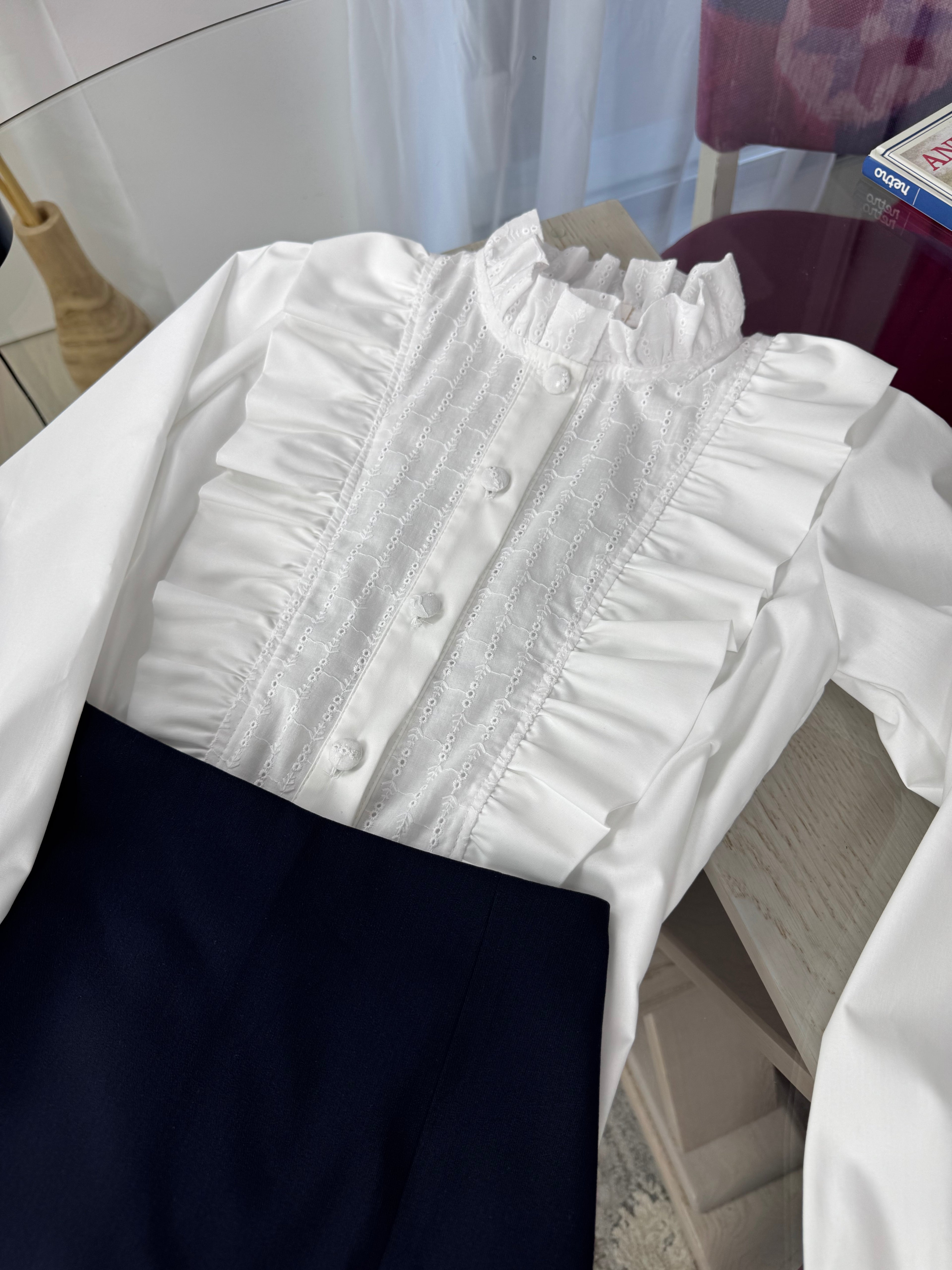 Cămașă albă premium din bumbac cu broderie și volane