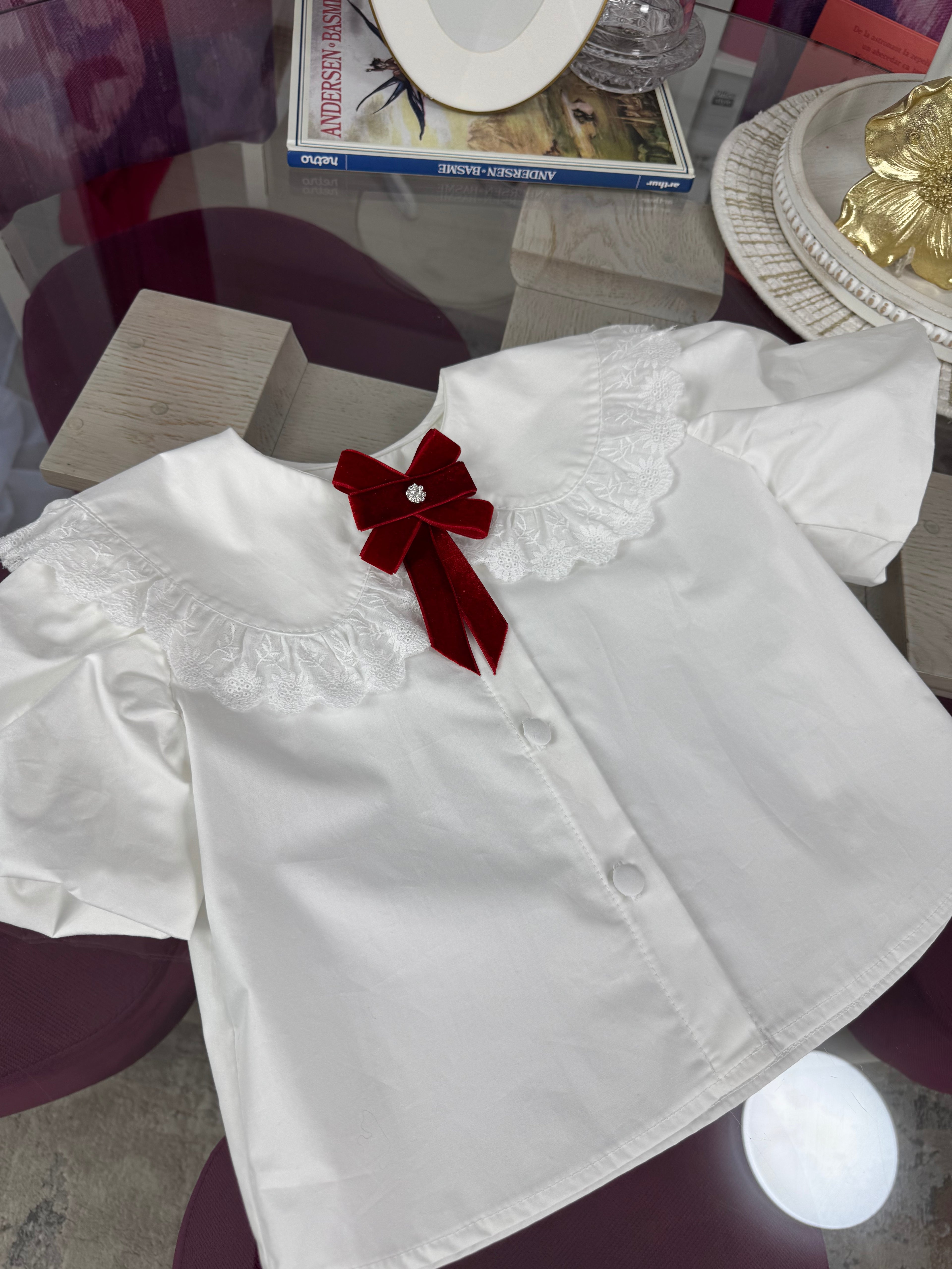 Cămașă albă din bumbac cu guler amplu cu dantelă