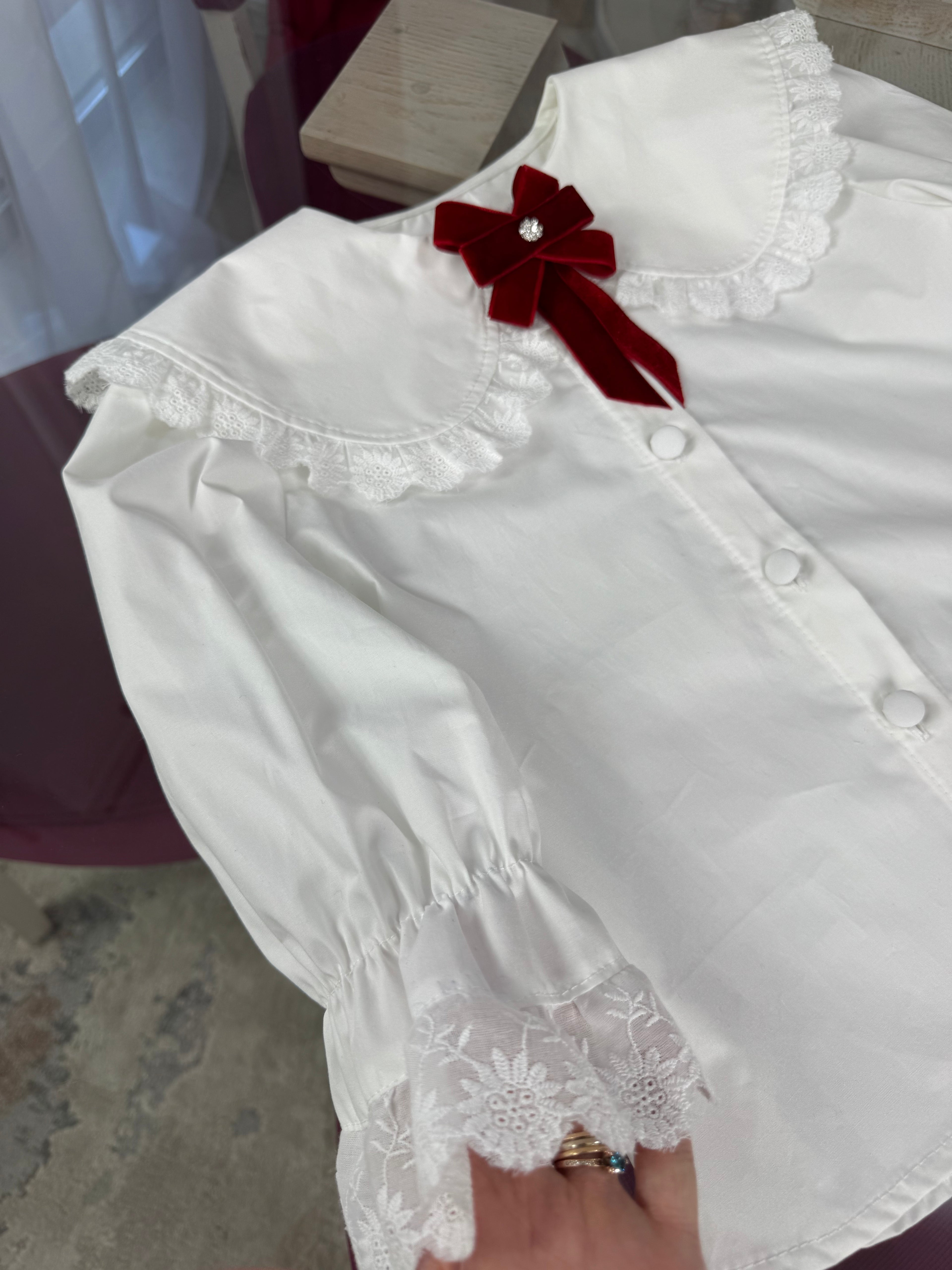 Cămașă albă din bumbac cu guler amplu cu dantelă