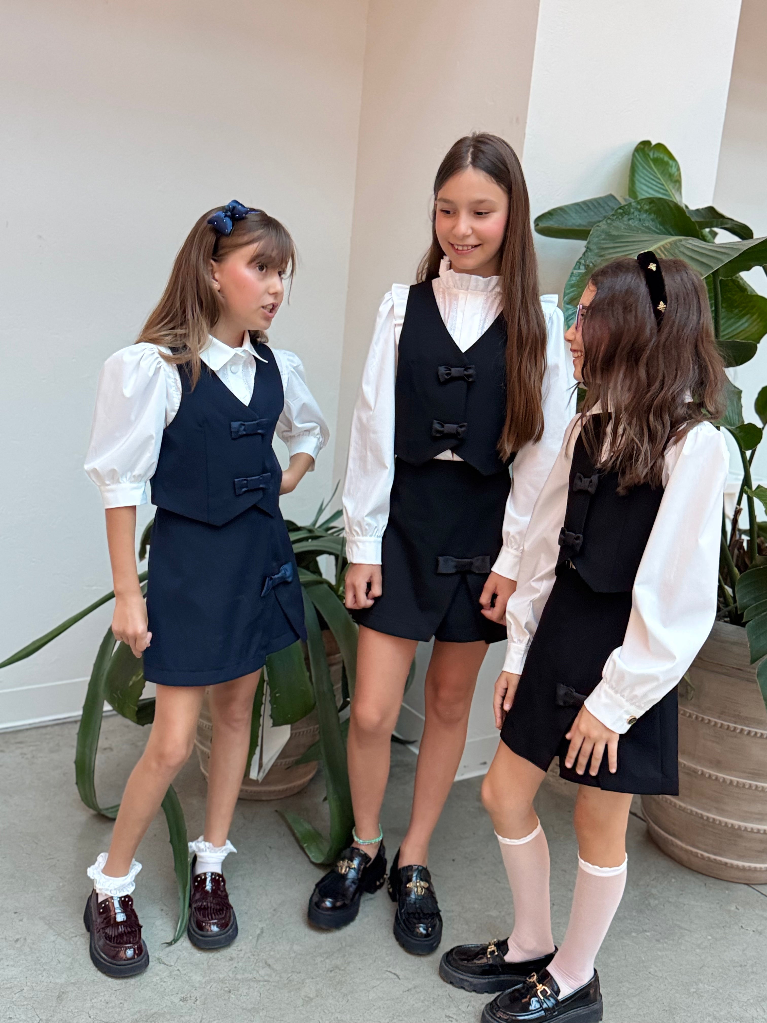 Set bleumarin fustă-pantalon si vesta cu fundite