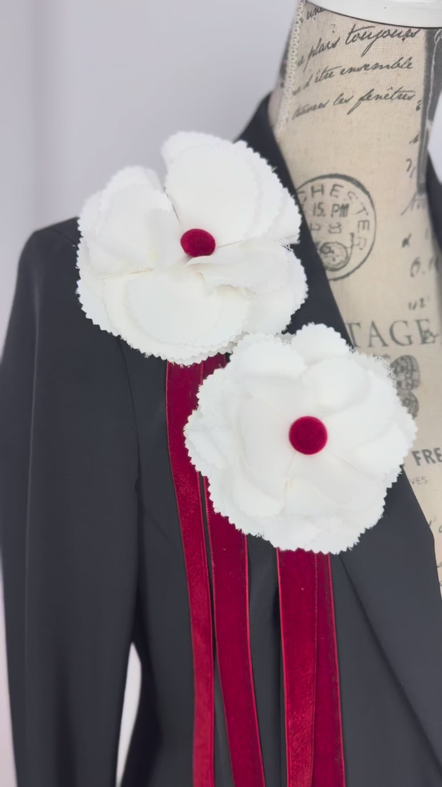Accesoriu broșă floare alba
