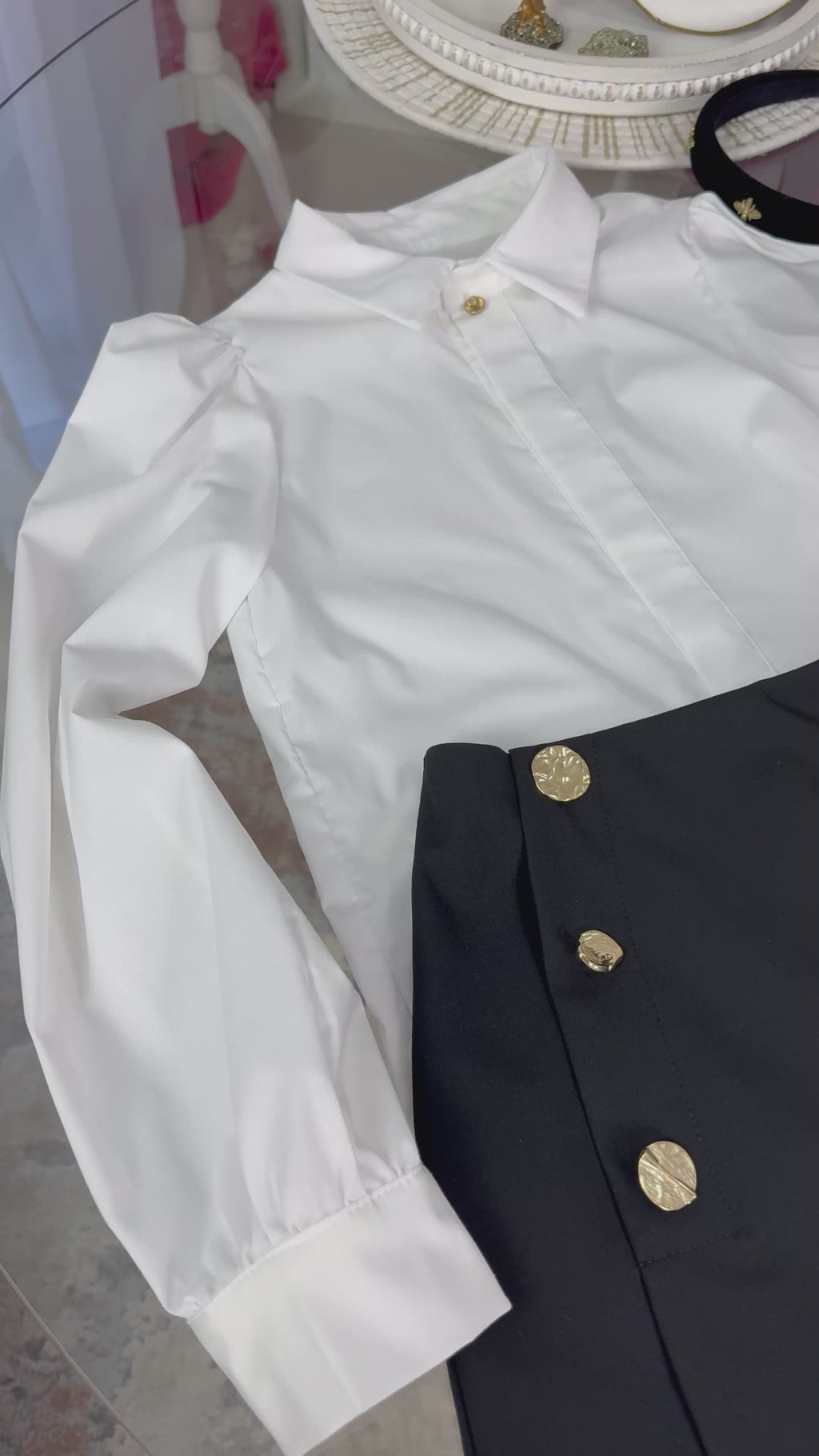 Set școlar format din cămașă albă din bumbac &amp; fustă-pantalon neagră cu detalii aurii