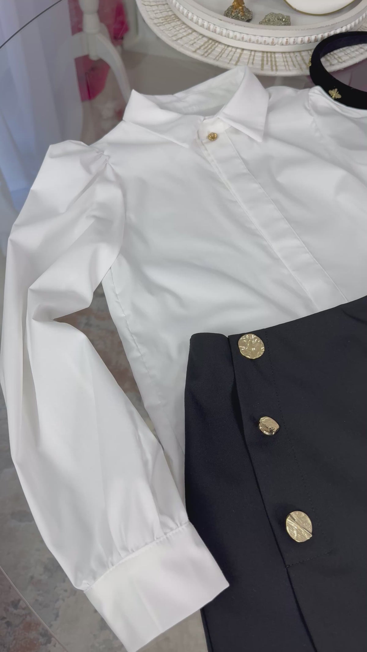 Set școlar format din cămașă albă din bumbac &amp; fustă-pantalon neagră cu detalii aurii